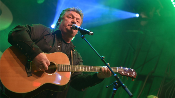 Dalam file foto ini diambil pada 11 November 2014 Musisi Joe Diffie tampil selama Tootsie's Orchid Lounge 54th Birthday Bash di Orchid Lounge di Nashville, Tennessee. Joe Diffie, penyanyi musik country pemenang penghargaan Grammy yang memiliki beberapa lagu top-hit di tahun 1990-an, meninggal karena virus corona. Dia berusia 61 tahun.
Kematian Diffie diumumkan di halaman Facebook-nya, yang mengatakan dia meninggal pada 29 Maret 2020 karena komplikasi virus corona. 