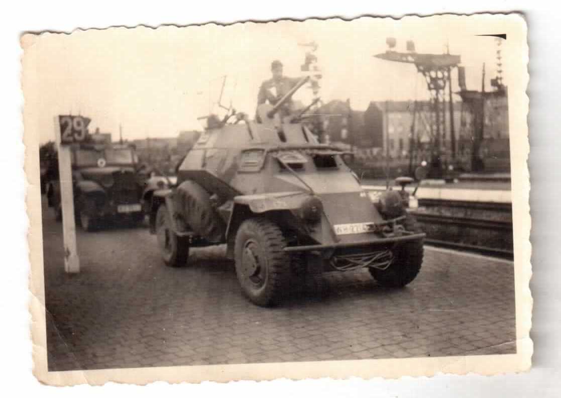 Foto 2.WK Panzer Spähwagen Bahnhof Löwen Belgien