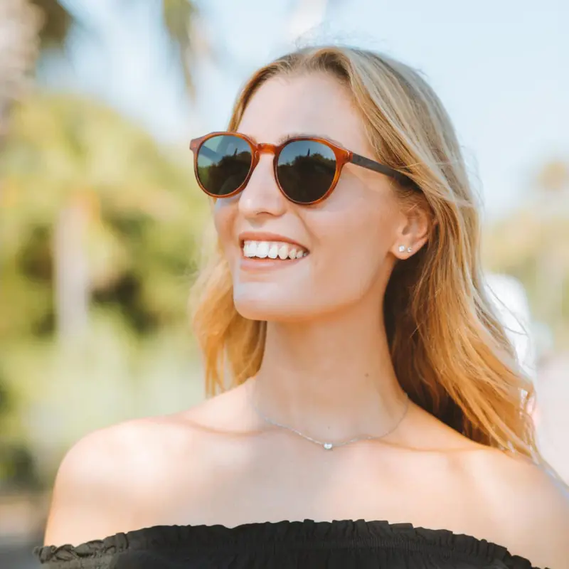 Sustainable-wooden-sunglasses-unique-gift-for-bridesmaids-on-wedding-day