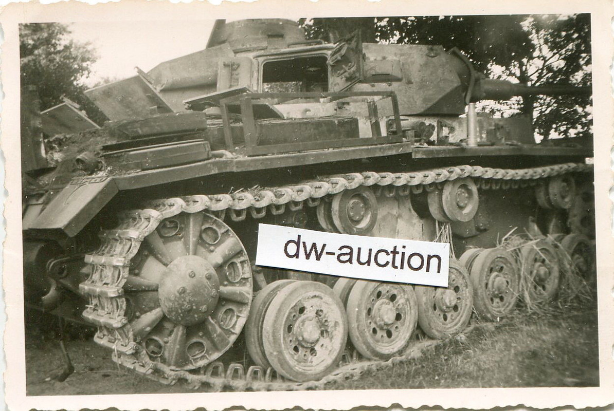 zerstörter deutscher Panzer vor Luk