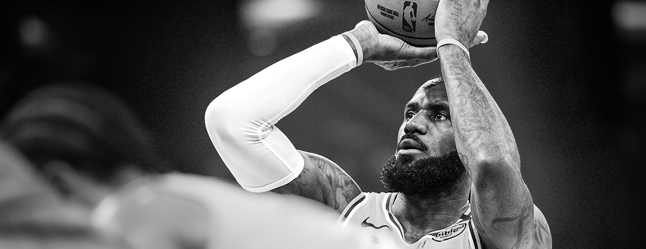 LeBron James, jogador do Los Angeles Lakers, concentrado ao arremessar um lance livre durante uma partida da NBA.