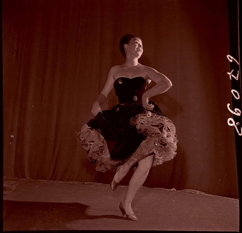 Девушка по-средам image