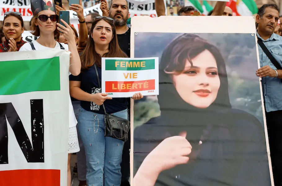 Irán aprueba sanciones más severas contra mujeres que no usen velo