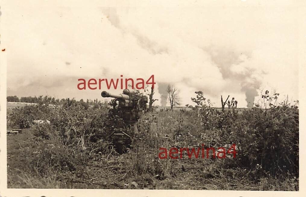 Rauchwolken am russ. Flak Geschütz Roslawl Russland Ostfront