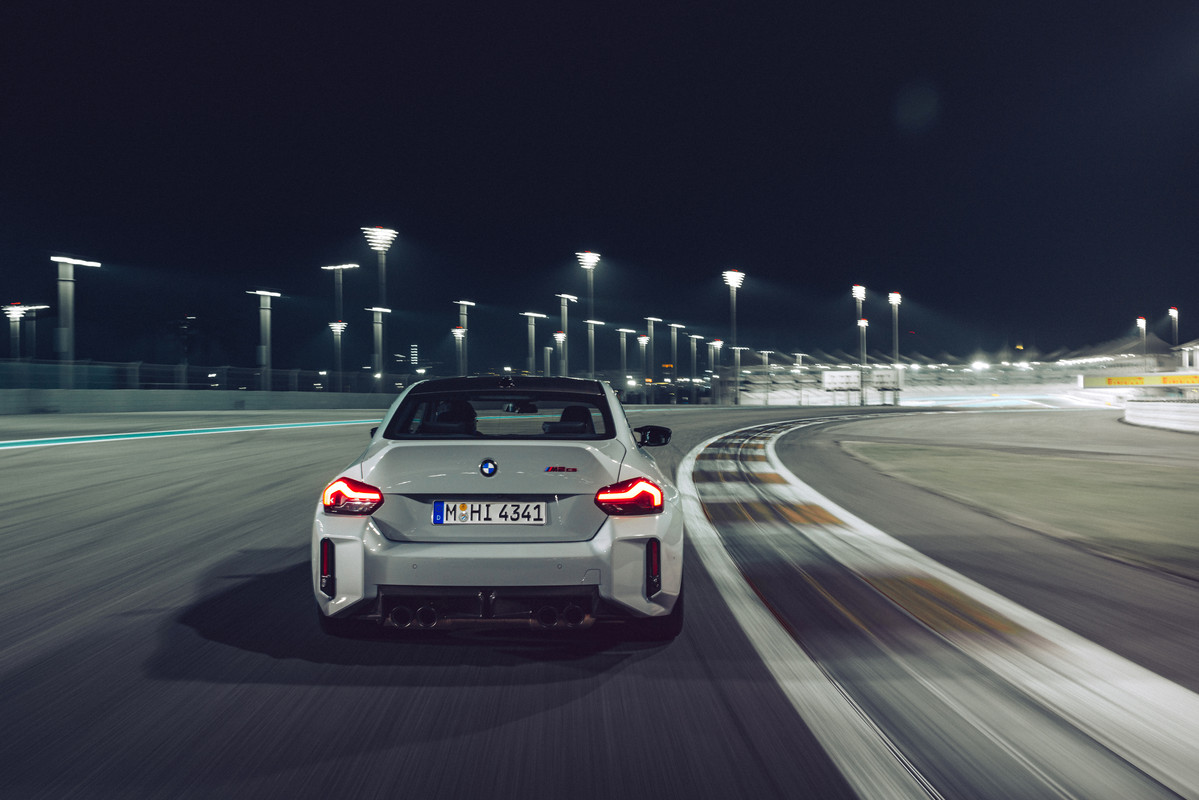 P90600942_highRes_the-new-bmw-m2-cs