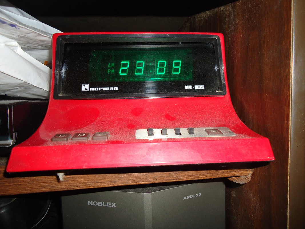 Radio reloj despertador LCD Norman