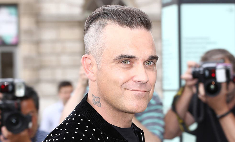 Robbie Williams subastará 3 obras de Banksy de su costosa colección de arte