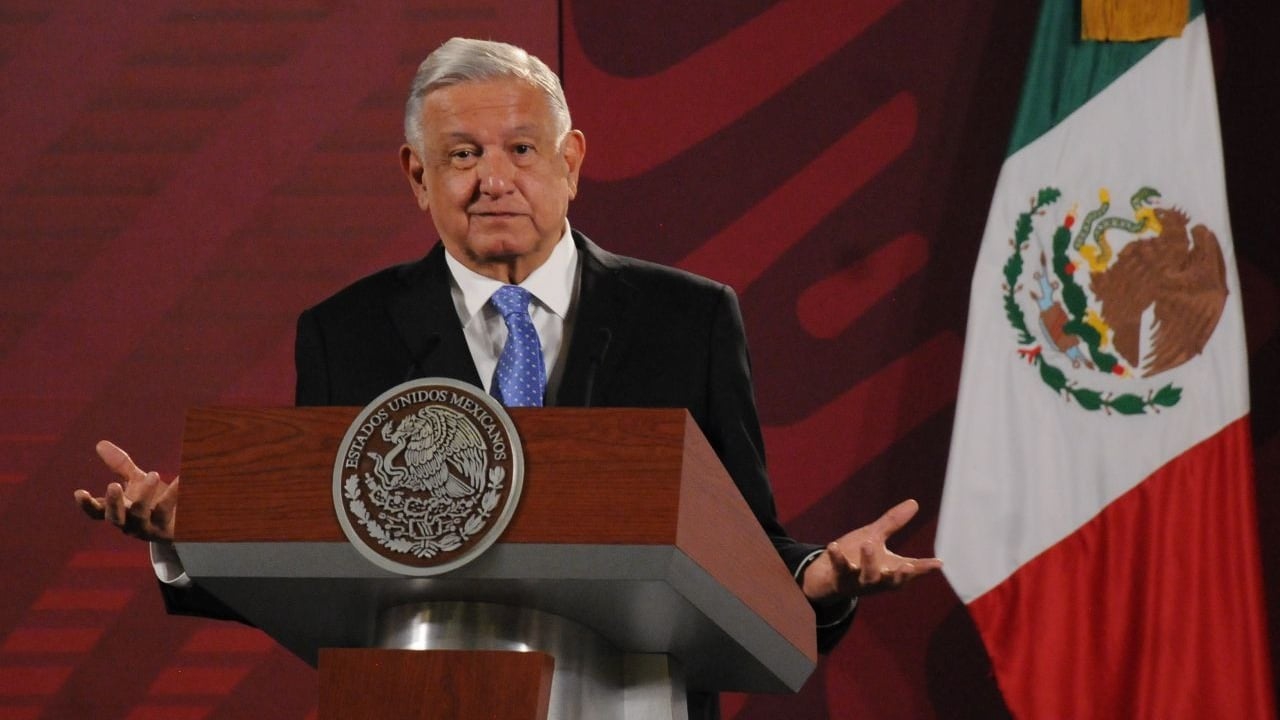 AMLO asegura que “es faringitis, no COVID-19”, luego de aparecer con voz ronca