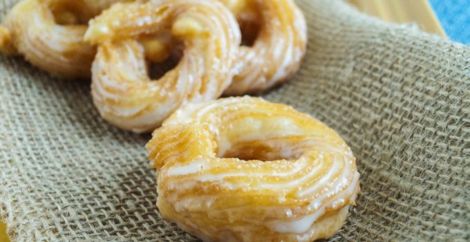 Spritzkuchen mit Vanillecreme und Zuckerguss Spritzkuchen mit Vanillecreme und Zuckerguss