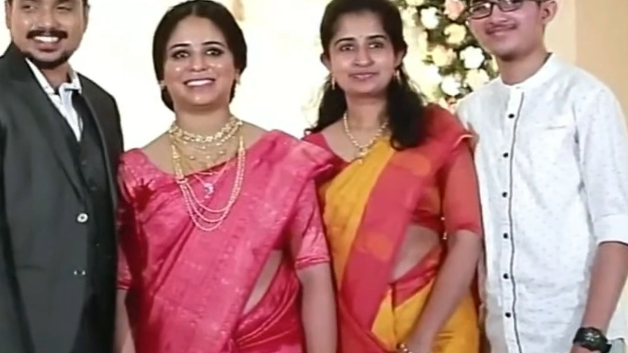 [Image: cute-malayali-bride-navel-in-pink-saree-...10-470.jpg]