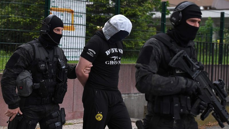 image personne cagoulé
