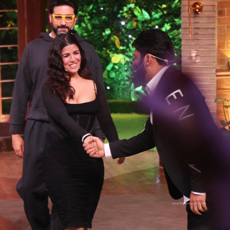 abhishek-bachchan-and-nimrat-kaur-in-the-kapil-sharma-show-promoting-dasvi-2022