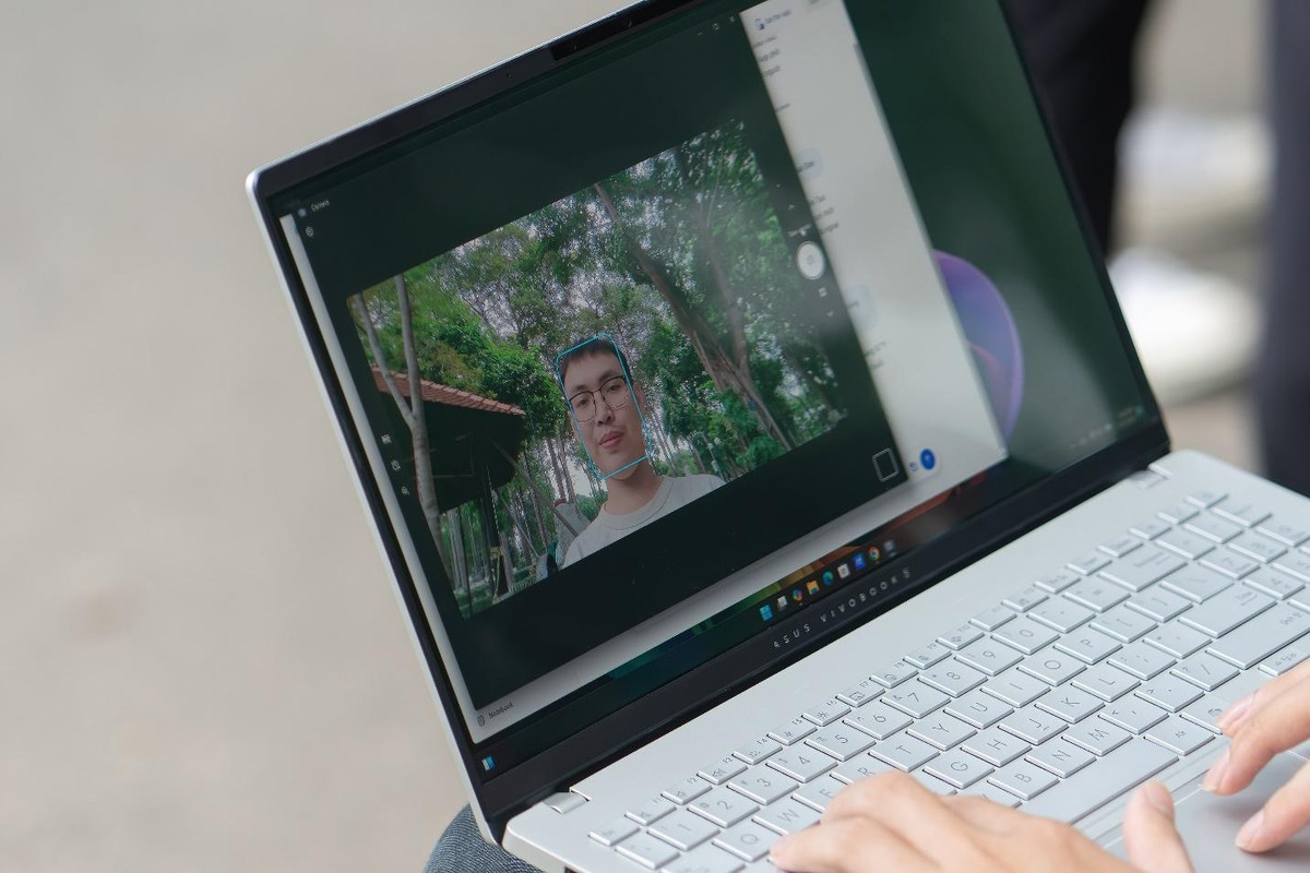 A person using a computerDescription automatically generated A person using a computerDescription automatically generated