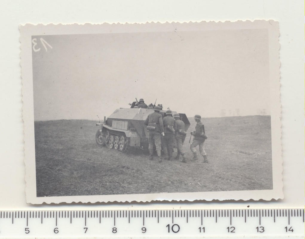 KAMERADEN MIT SCHÜTZENPANZERWAGEN IM ANGRIFF 2WK