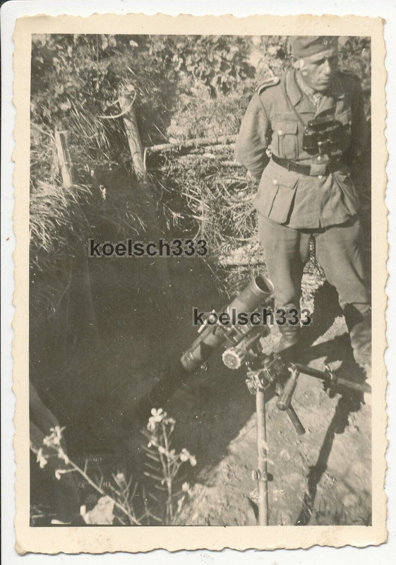 Foto Unteroffizier der Wehrmacht an einem Granatwerfer Mörser an der Ostfront