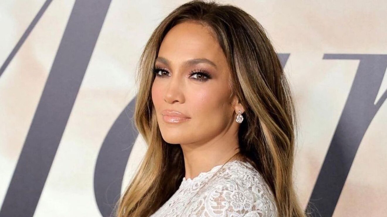 Jennifer Lopez pone en tendencia un traje de baño con diseño de vestido de novia