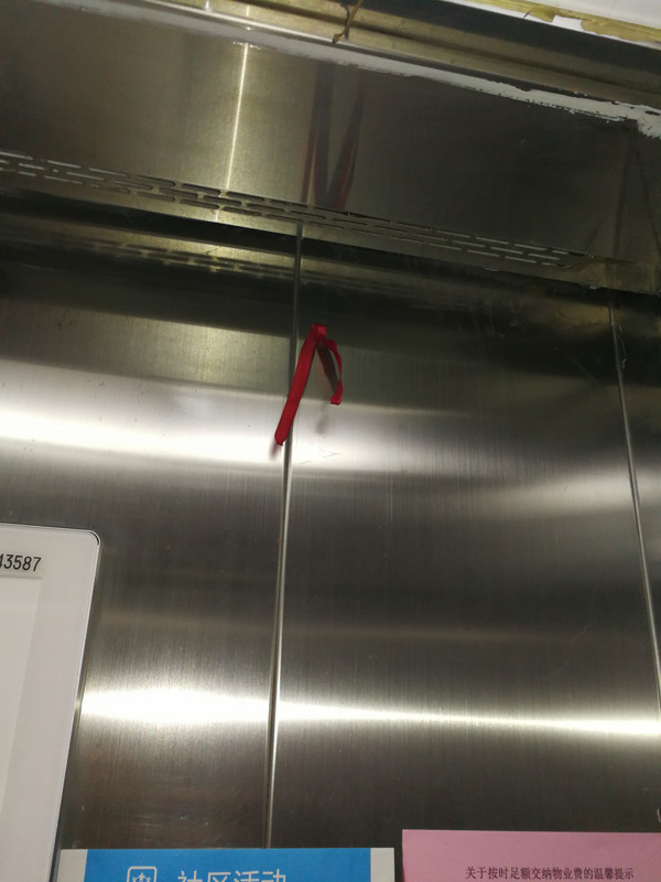ruban rouge dans l'ascensseur