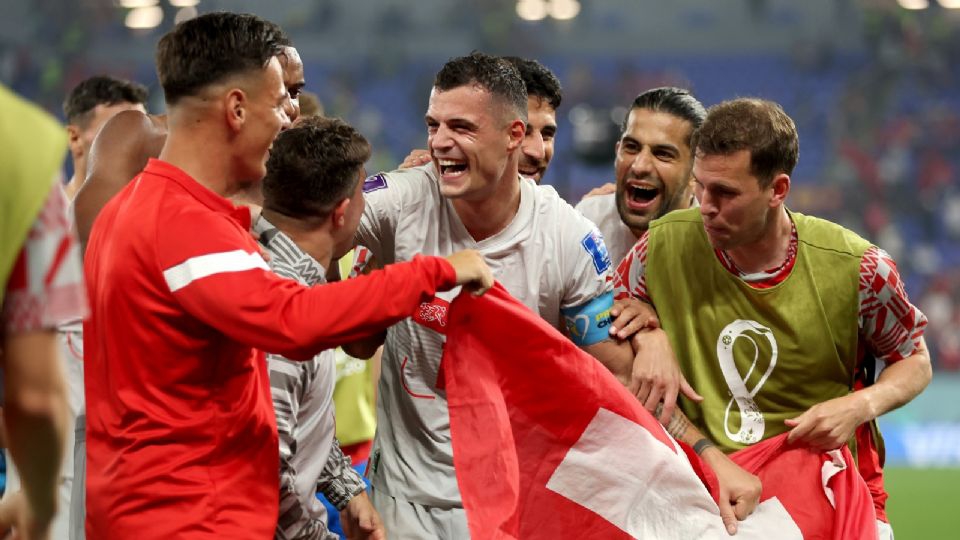 Suiza supera a Serbia en un PARTIDAZO de cinco goles y volteretas para avanzar en el Mundial