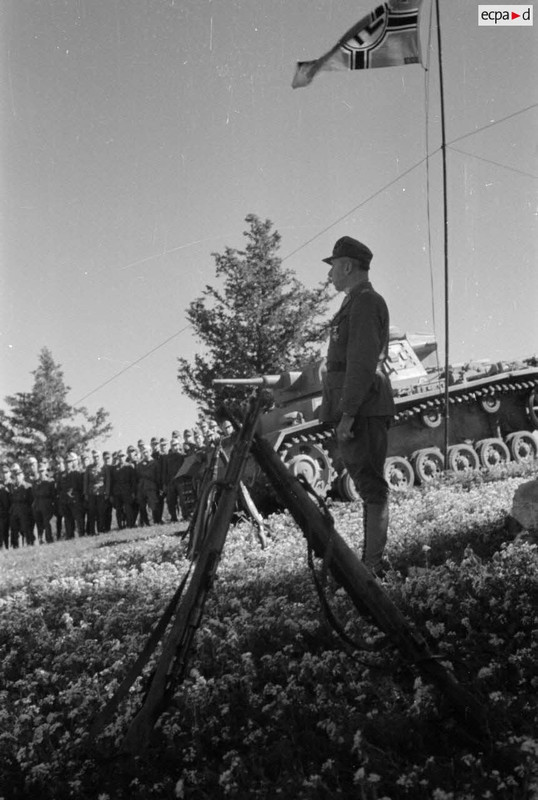 Les chars Panzer III démarrent puis quittent le lieu de la cérémonie militaire (11)