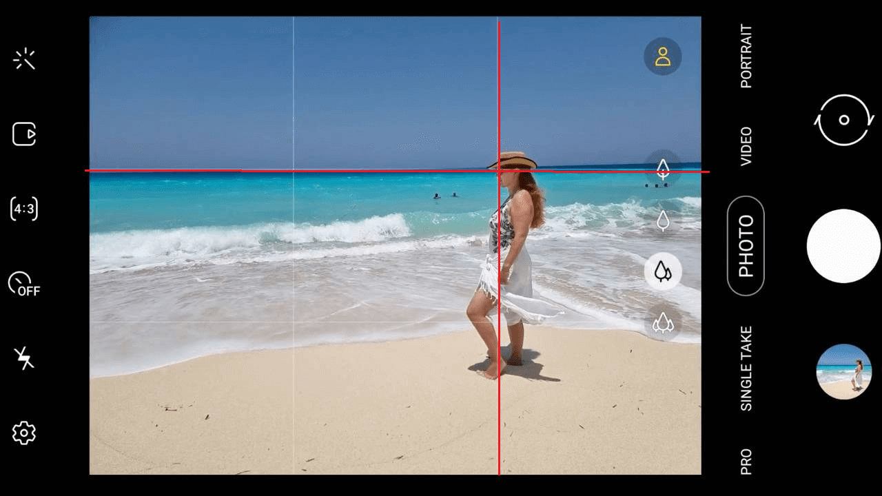 Câmera de celular com guias de composição sobre uma foto de uma mulher na praia