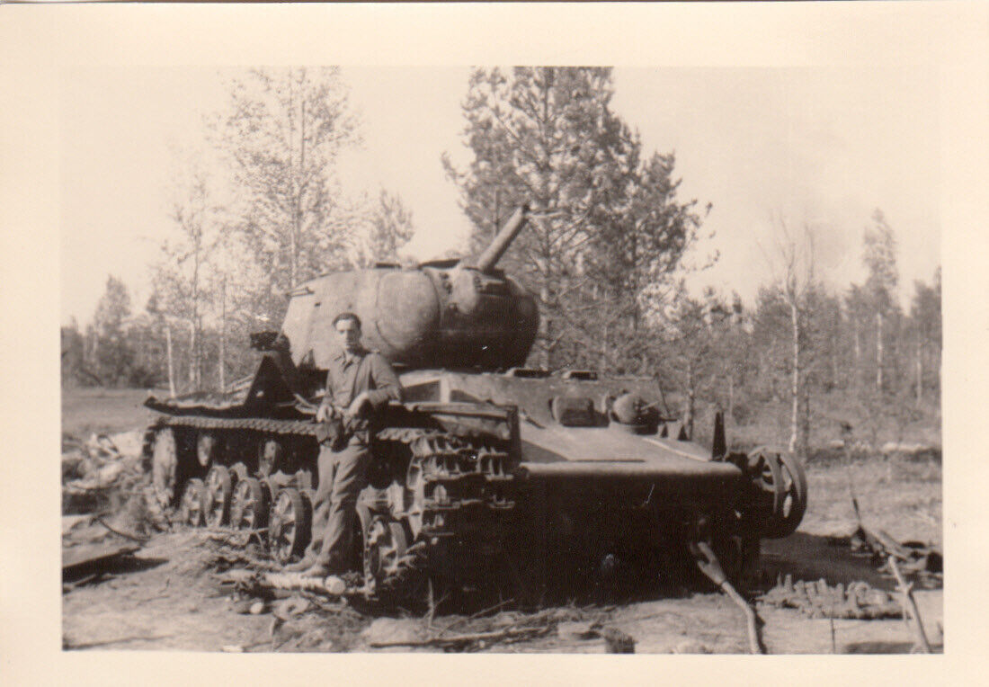 Zerstörter russischer Kampfpanzer KW