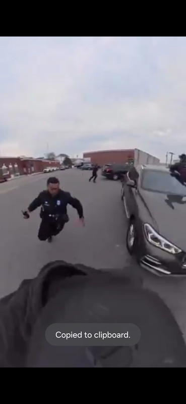 This dude recording himself run away from the police like it’s GTA