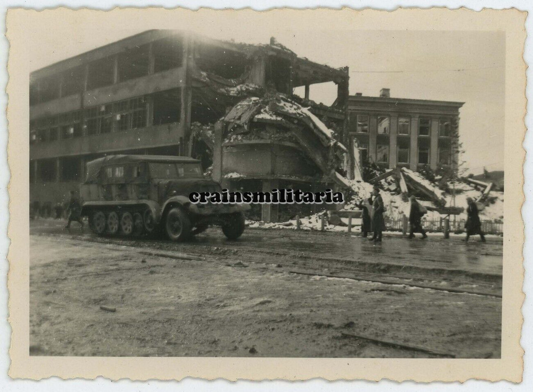 Orig. Foto SdKfz Halbkette am Prawda-Haus in zerstörtes SMOLENSK Russland 1942