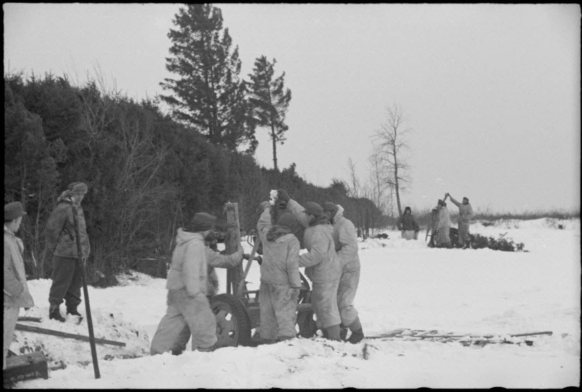Deux équipes de mortiers lourds (Granatwerfer 42, ou 12 cm GrW 42) s'apprêtent à tirer.1944 .