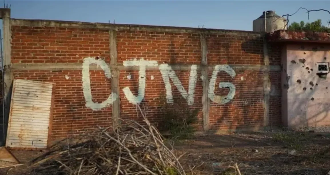 Detienen a dos hombres por colocar narcomantas del CJNG en Tijuana