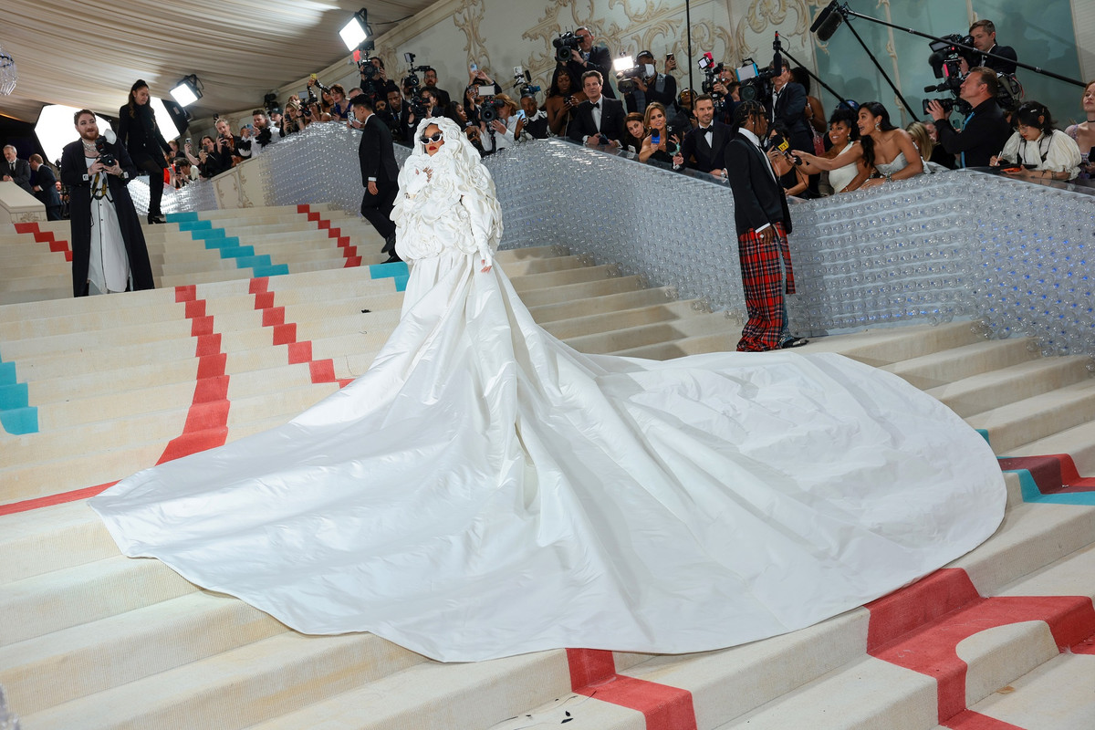 Met Gala 2023, Rihanna e le altre star in Valentino Met Gala 2023, Rihanna e le altre star in Valentino
