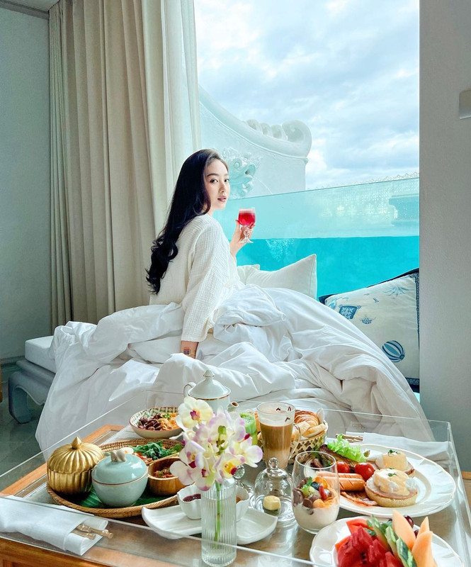 Pesona kecantikan Natasha Wilona saat menikmati momen liburan di negeri gajah, Thailand.