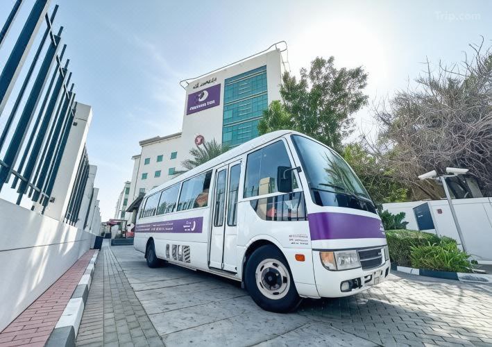 حافلة النقل المجانية في فندق Premier Inn Dubai International Hotel التي تقل الضيوف كل نصف ساعة.