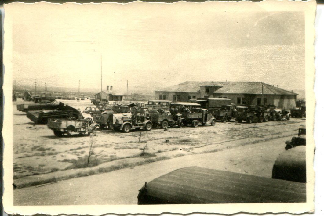Orig.Foto Sammelplatz für Beute - Fahrzeuge in G