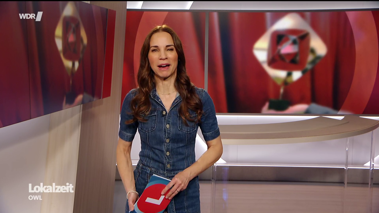 Kristina Sterz WDR Lokalzeit OWL 24 04 2026 90X Caps 80