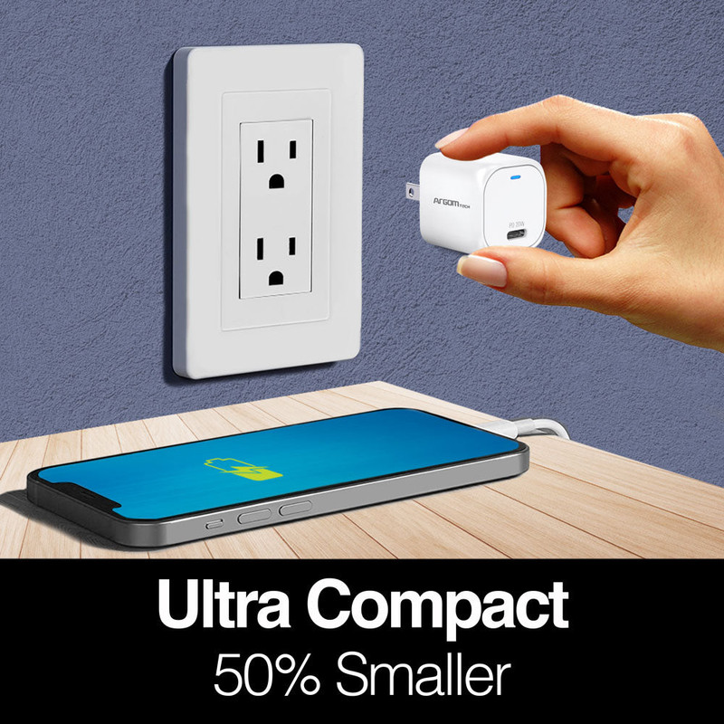 El cargador Argom 20W siendo sostenido en la mano para mostrar su tamaño compacto.