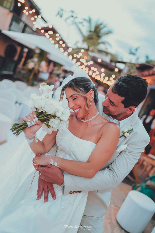 Os noivos Maritza Bojovski e Rafael Montanha celebrando o amor