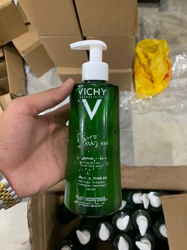 Vichy Intense Purifying Gel Cleanser. (Just writing Faded due to unloading in warehouse) 200 ML.