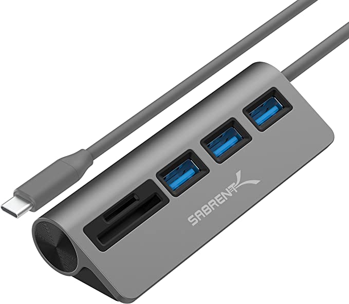 Hub 5 en 1 Sabrent de aluminio con puertos USB y ranuras para tarjetas.