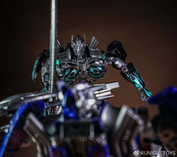 Unique-Toys-R-02B-Dark-Challenger-11