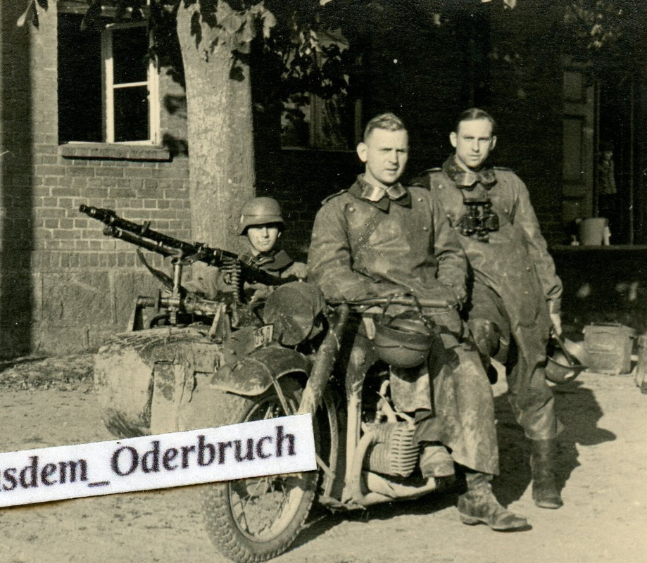 Foto WH schw. Krad mit Beiwagen Motorrad MG34 Ausrüstung Staubbrille Mantel