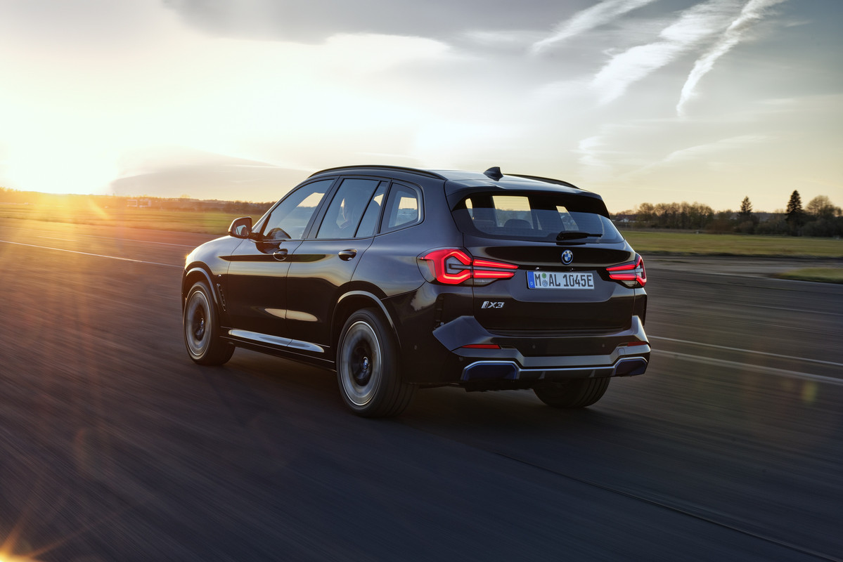 P90432176_highRes_the-new-bmw-ix3-8-20