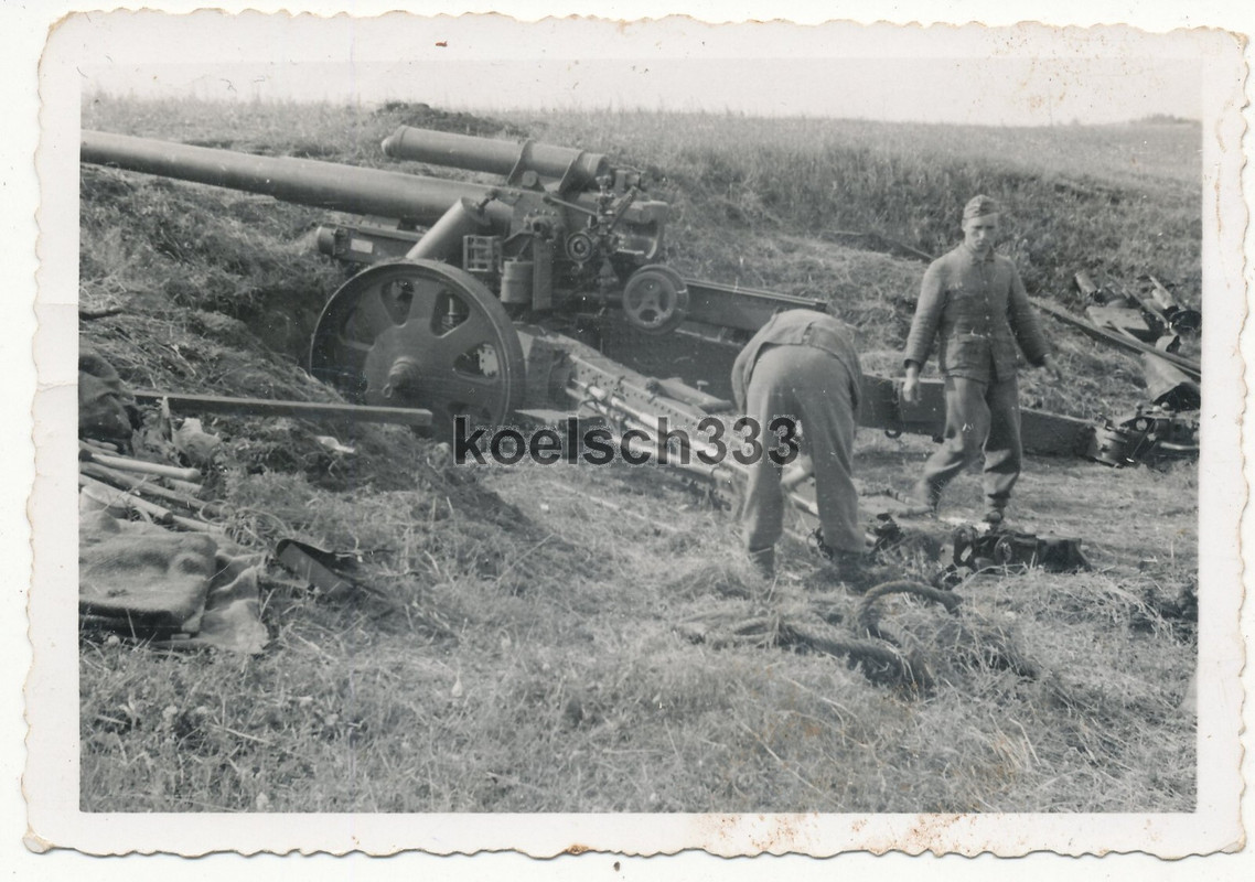 Foto Kanoniere der Wehrmacht an Artillerie Feldkanone in Feuerstellung im Osten