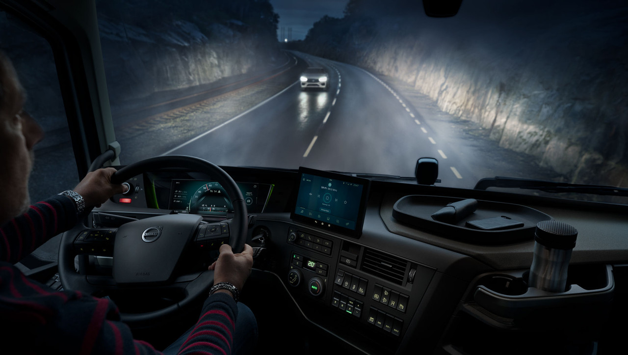 1860x1050-40A6062-FH16-driver-environment