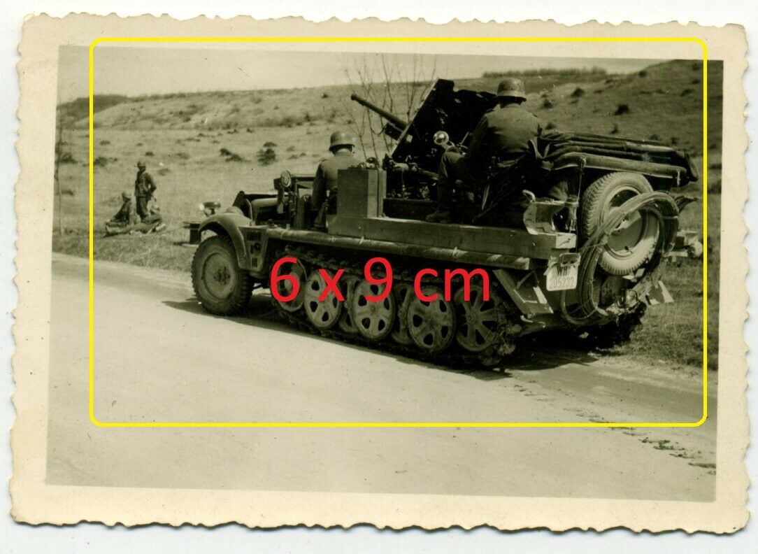 Foto WH Halbkette SdKfz mit Flak Geschütz Panzerabwehr an Ost oder West - Front