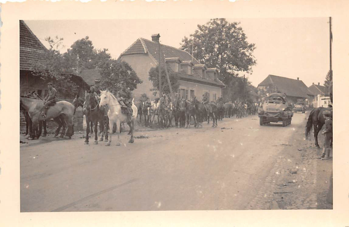 Vormarsch Soldaten mit Sd.Kfz. 232 ( 8 - Rad ) F