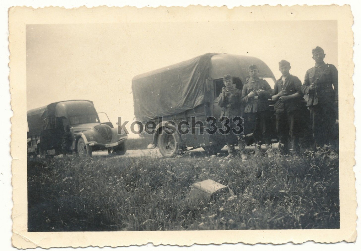 Foto Soldaten der Wehrmacht mit französischen Pe
