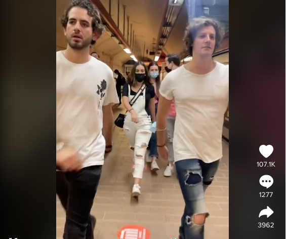 Whitexicans aprenden a usar el Metro de CDMX y se viralizan en TikTok