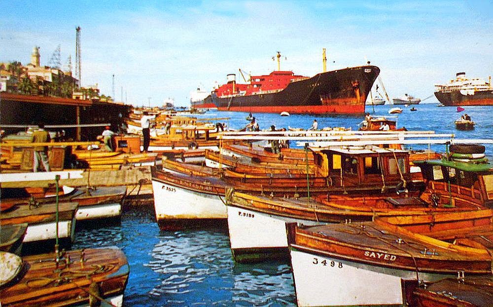 Des bateaux de particuliers alignés dans le port d'Abunaj