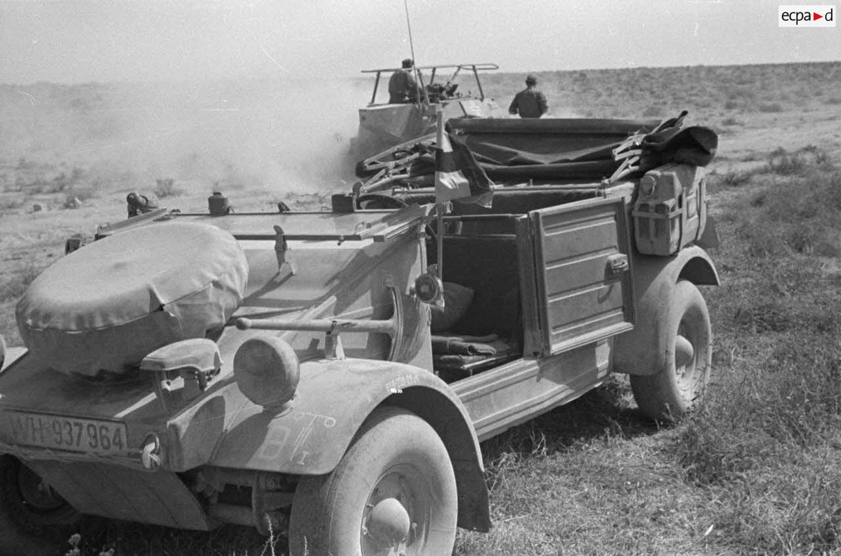 Gros plan sur une voiture Kübelwagen immatriculée WH 937 964 qui porte le fanion du commandant du 3e
