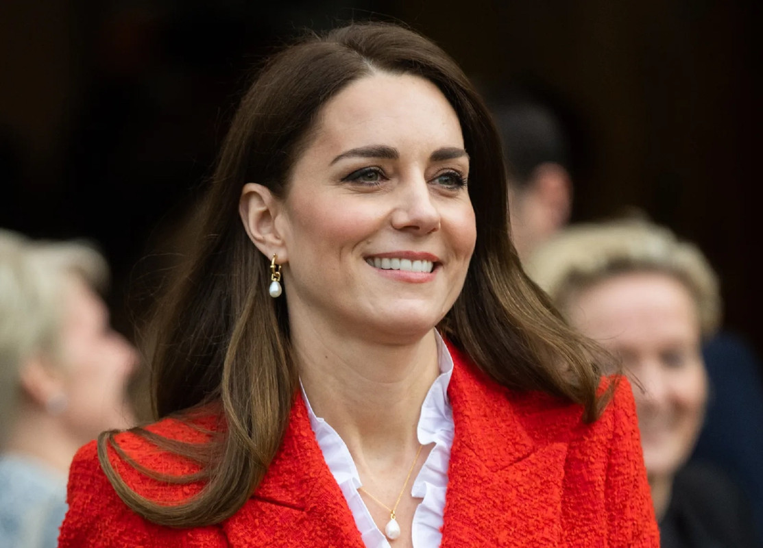 Kate Middleton transforma una simple camiseta blanca en una prenda sofisticada